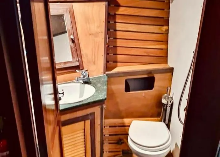 Oceania Boat Tour Hotel en barco